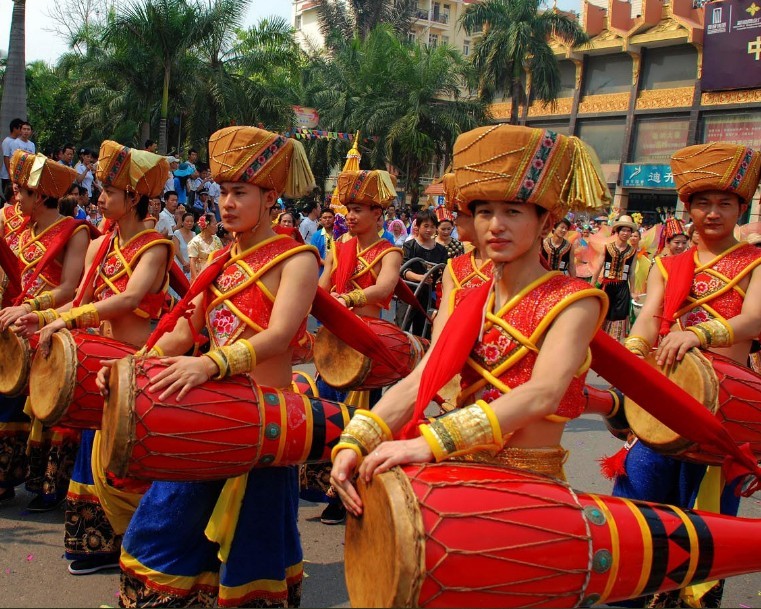 Большие тайцы. Дайцы народ Китая. Тайланд культура. Тайская культура. Тайланд культура и традиции.