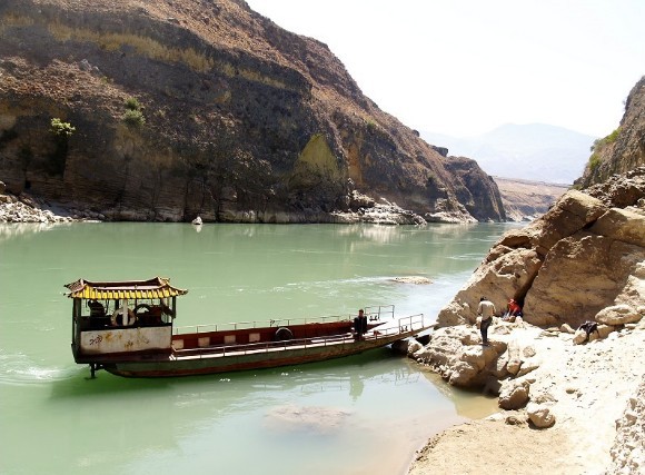 Daju Ferry of Tiger Leaping Gorge