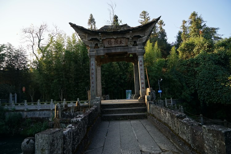 Dieshuihe Waterfall and Taijiqiao Bridge,Tengchong