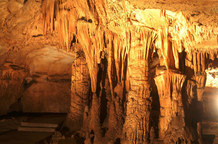 Tiantai Mountain Caves in Weixin County