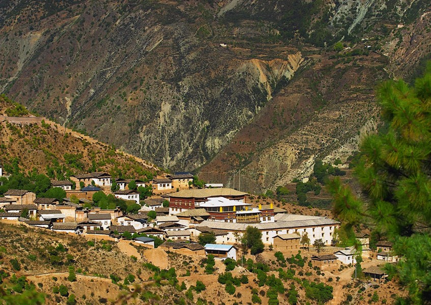 Dongzhulin Monastery in Diqing