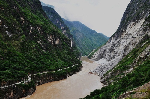 The middle part of Tiger Leaping Gorge