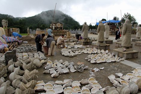 The monument with the summit of the Songshan Mountain in the background.