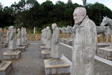 Old soldiers at the Songshan monument.