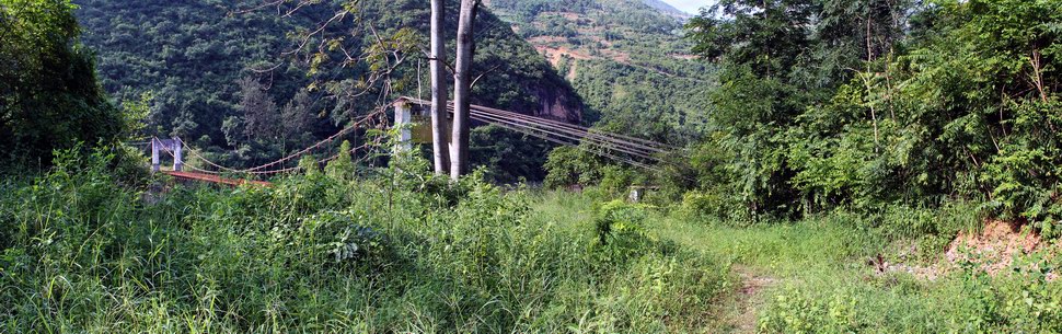 Overgrown eastern bridgehead of the Huitong Bridge.