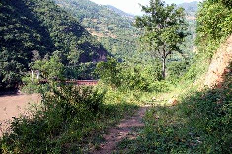 Access road to eastern bridgehead of Huitong Bridge.