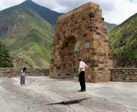 Gongguo Bridge monument.